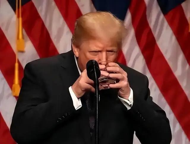 内忧外患！特朗普陷的麻烦接踵而至。近日，特朗普说，如果共和党中期选举失利，他恐遭