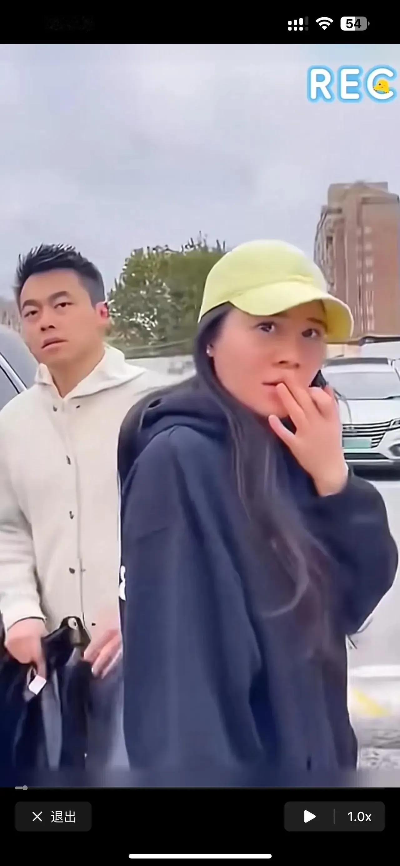 小三像个小偷，慌里慌张，还戴着个绿帽子，真丑啊！
​
​
​有网友评论说：
​1