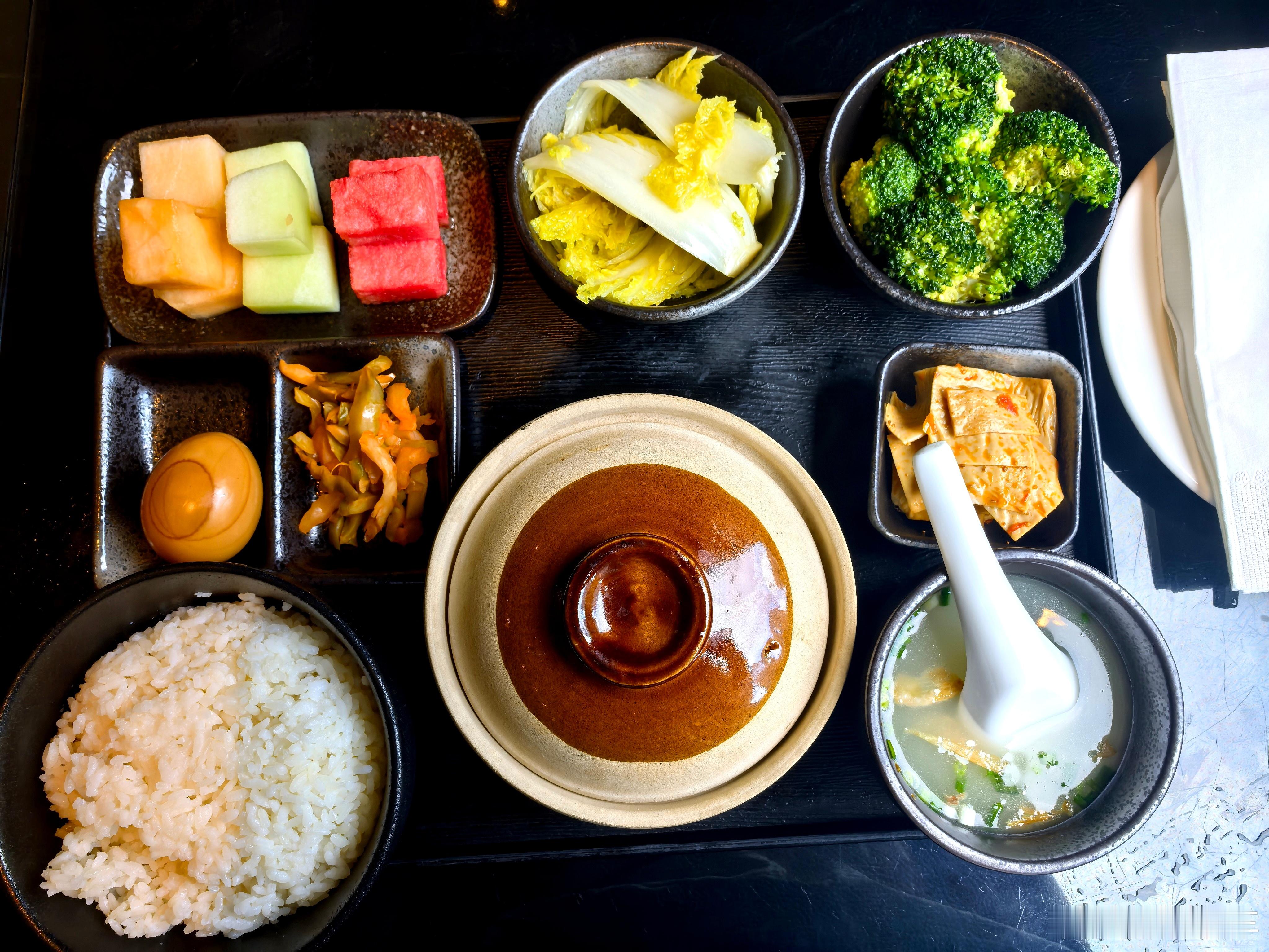 来酒店第1件事情就是干饭。这样一份饭108块钱，你们觉得值吗？  ​​​