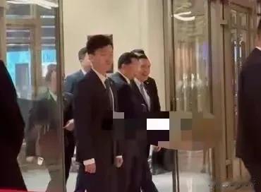 马英九与老朋友相见甚欢，觥筹交错，酒至半酣！
   4月10日晚马英九一行在钓鱼