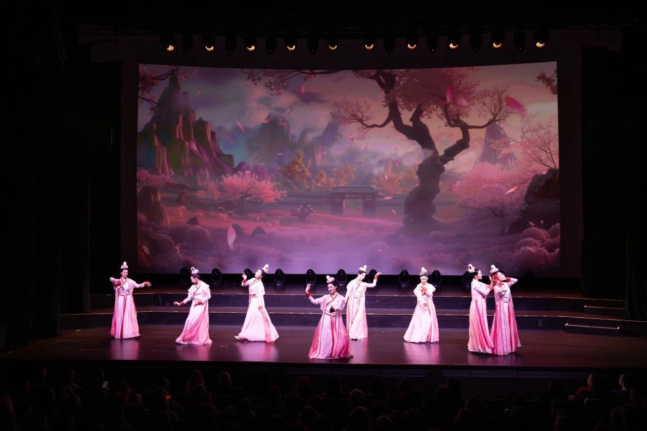 【靳东带团北欧文化交流行】靳东带团冰岛演出冰岛时间2026年2月7日晚，中国煤矿