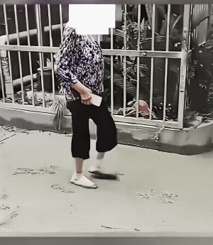 从视频上看，应该是原路面直接浇混凝土后，高过了她院子的地面，下雨后会往她院子里灌