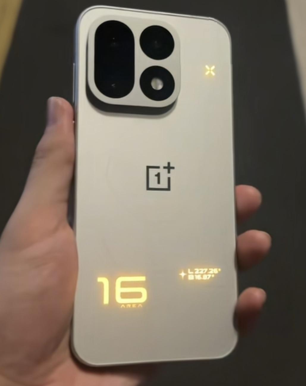 一加16T这个背板呼吸灯有点帅
今年各大手机厂商都涨价
没有点花活让消费者接受的