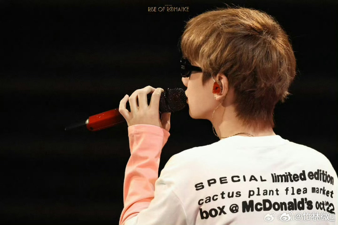 林俊杰给汪苏泷送花篮林俊杰给汪苏泷送花篮啦，两位男神互动也太暖了！双担狂喜，这神