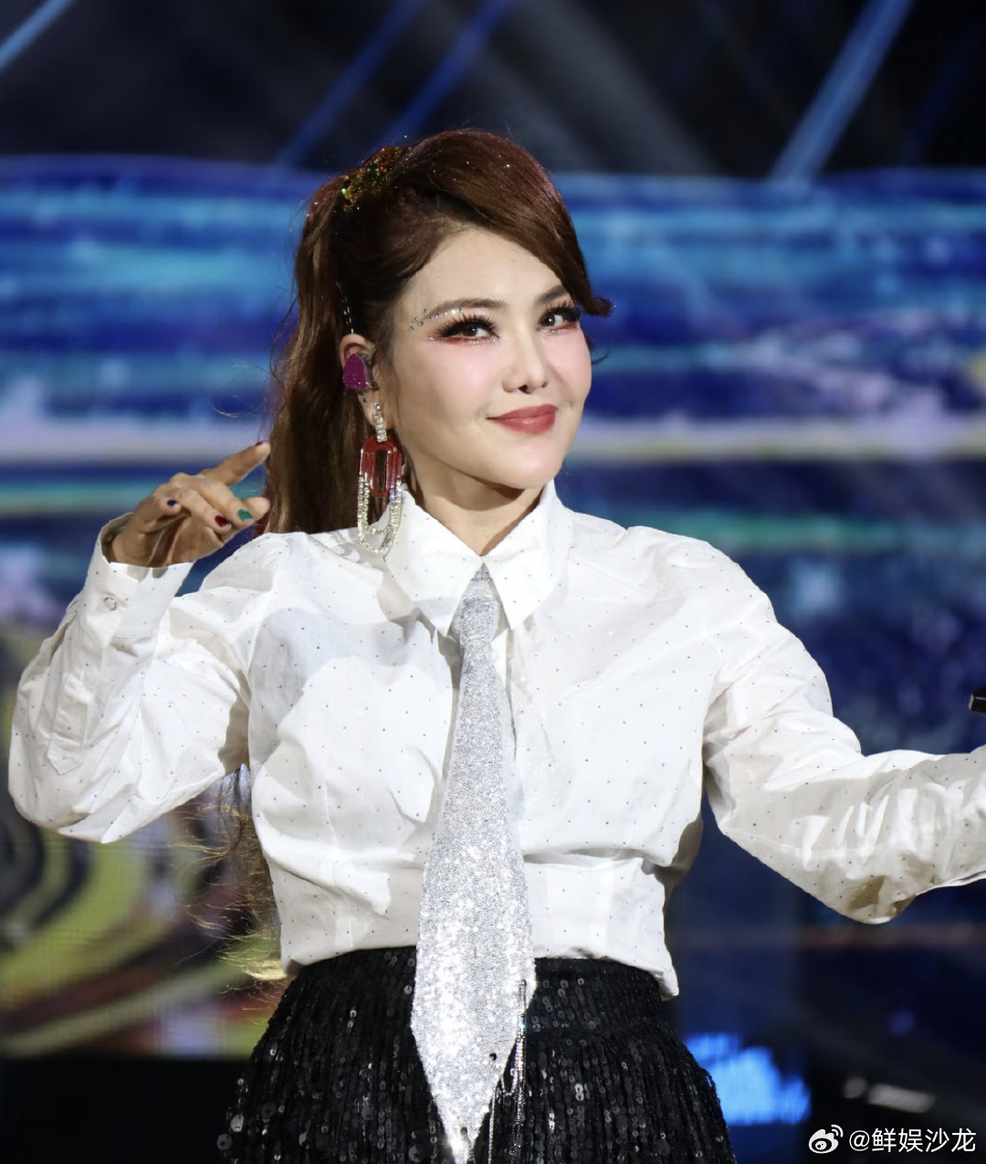 乌兰图雅用眼线笔写小抄 乌兰图雅一公舞台是英文歌 浪姐一公小考 0国语言拥有者勇