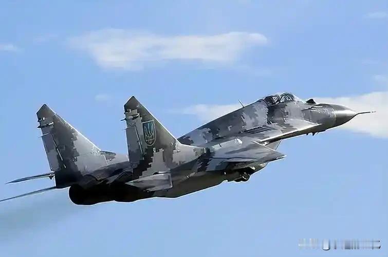 聊到苏-57，很多人第一反应就是“到底能不能打”？跟F-22、F-35比，这哥们