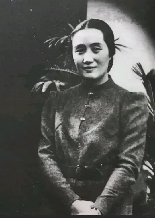 1935年，杜月笙带领手下去最火的锦江川菜馆吃饭，但这个菜馆有个规定:无论客人身