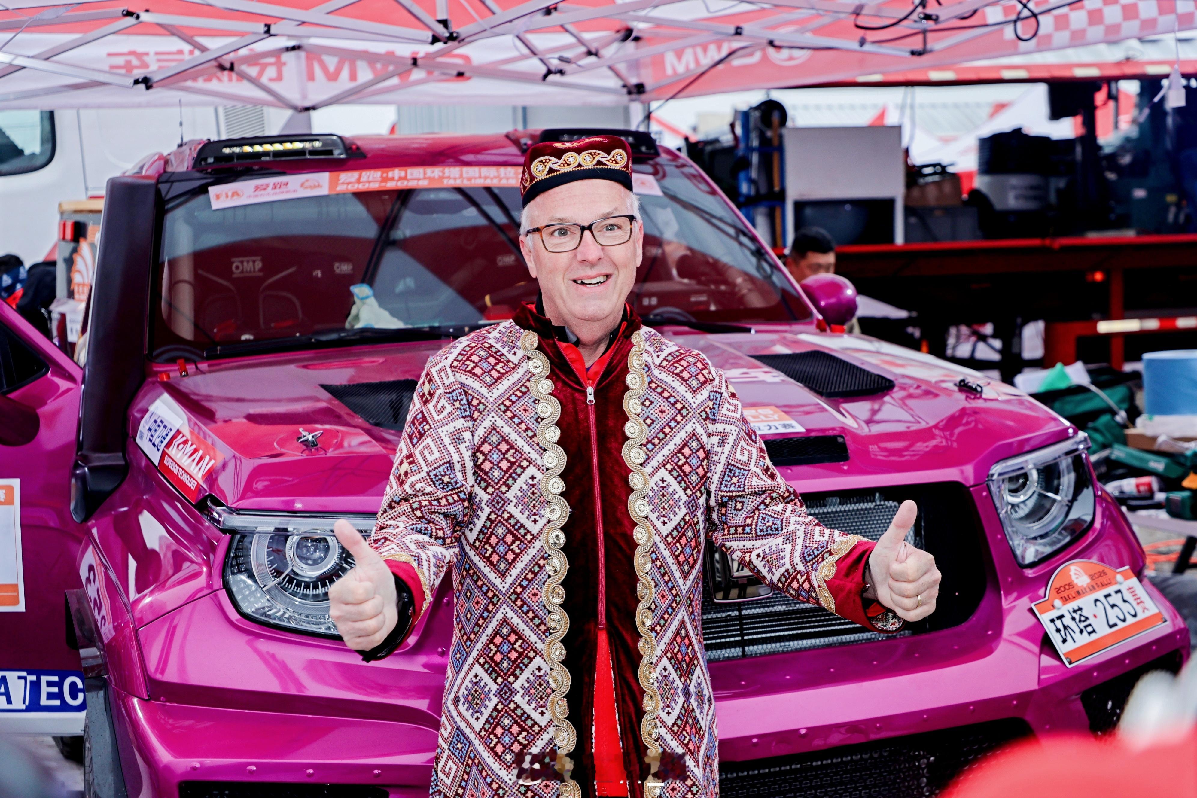 环塔赛场，中外车手同场竞技、共赏华裳。长城汽车以硬核技术为底，携民族文化出海，让