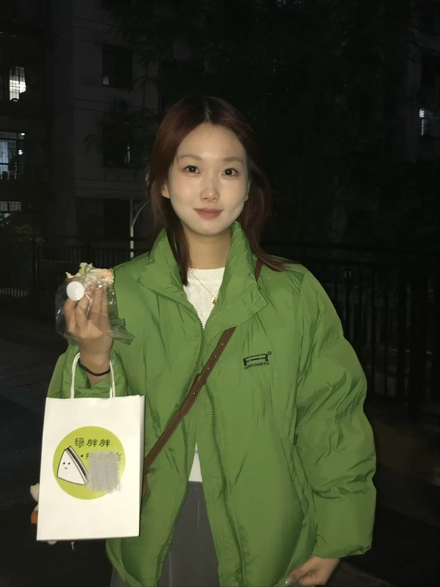 突然就不喜欢留刘海了。去吃饭找到了一个位置特别像韩剧里会有的