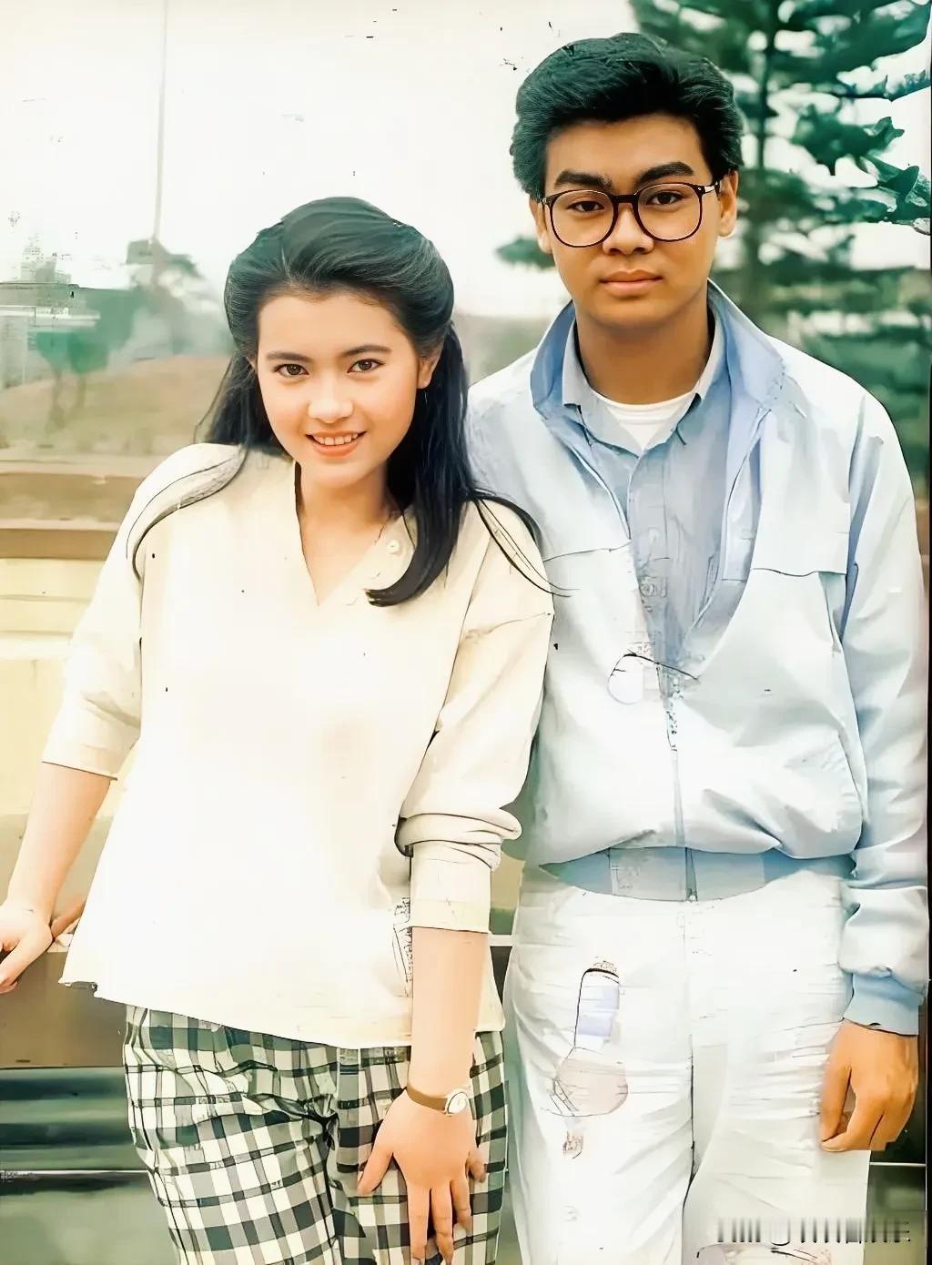 右边是英气勃发的刘青云icon，左边女生是谁呢？清丽脱俗，美得自然。年轻风采，青