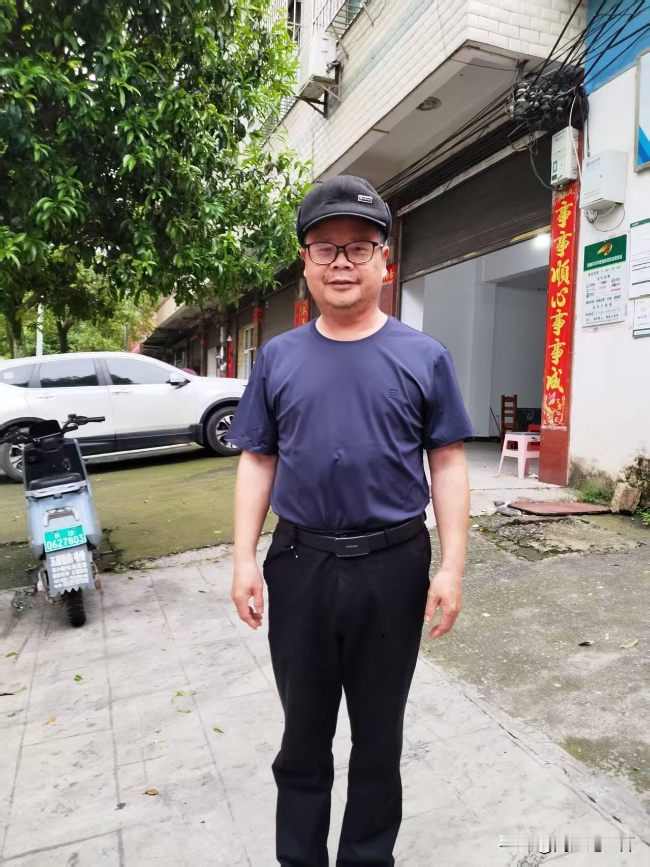 大热天马上就到，必须买两短袖衫。实体店动不动300多，穿炮把天感觉和天猫100多