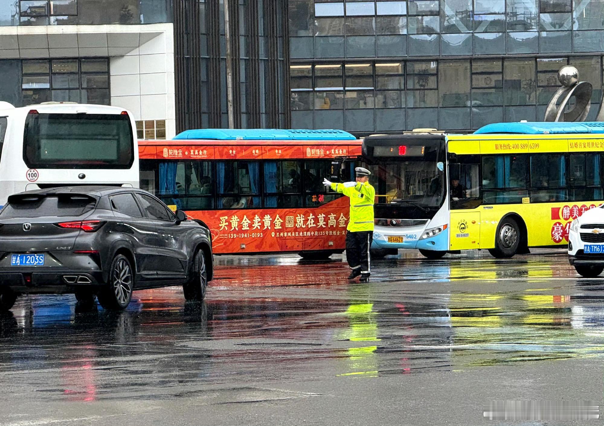 【雨天不“浇”虑，因为有他们】兰州交警雨天守护平安路 路面湿滑、视线模糊？别慌！