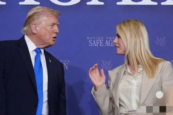 在白宫的一场“激烈对峙”中，美国司法部长帕姆·邦迪苦苦恳求唐纳德·特朗普不要解雇