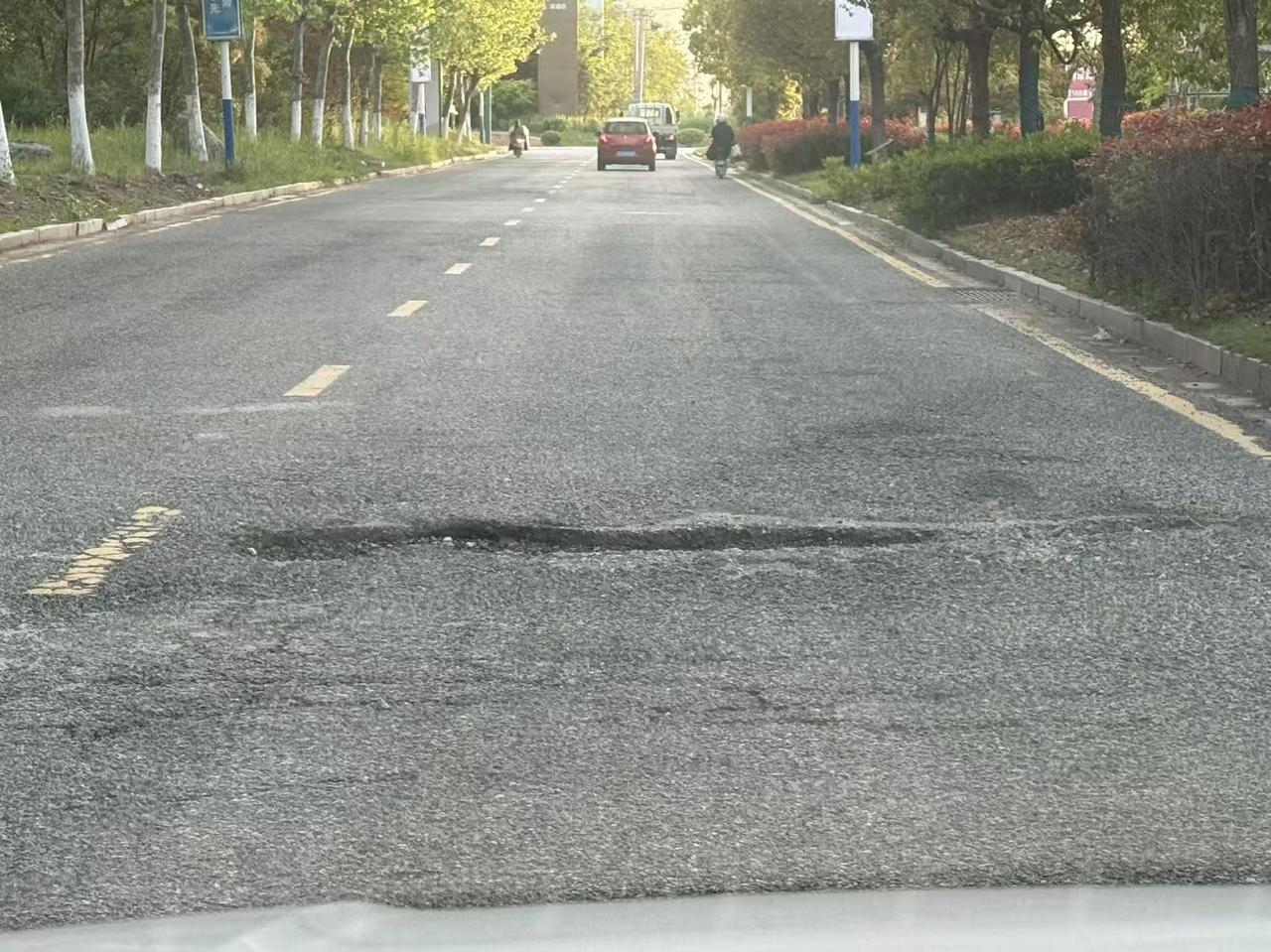 市民反映：滨海大学生创业园门口这条路其他地方还好，这一块真是太烂了，我记着去年还