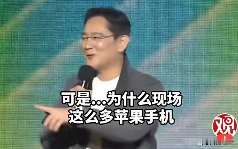 三星掌门人李在镕酒后调侃韩国民众，咋这么多苹果手机在拍我！
三位大佬吃完炸鸡配啤