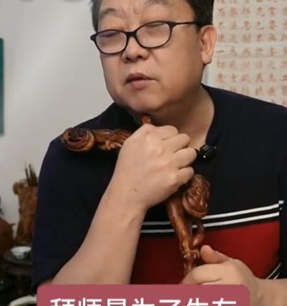 刚在后台，亲眼看见一个二十出头的小伙子，没磕过头敬过茶，一段贯口炸翻全场。
角落