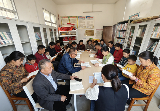 读书 阅读带来的快乐，是安静又长久的。它不用奔赴远方，就能带你看遍世间风景；不用