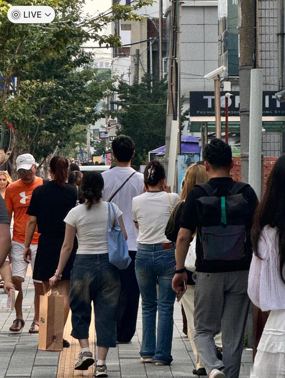 韩国偶遇李现逛街 李现这么高的吗？ ​​​