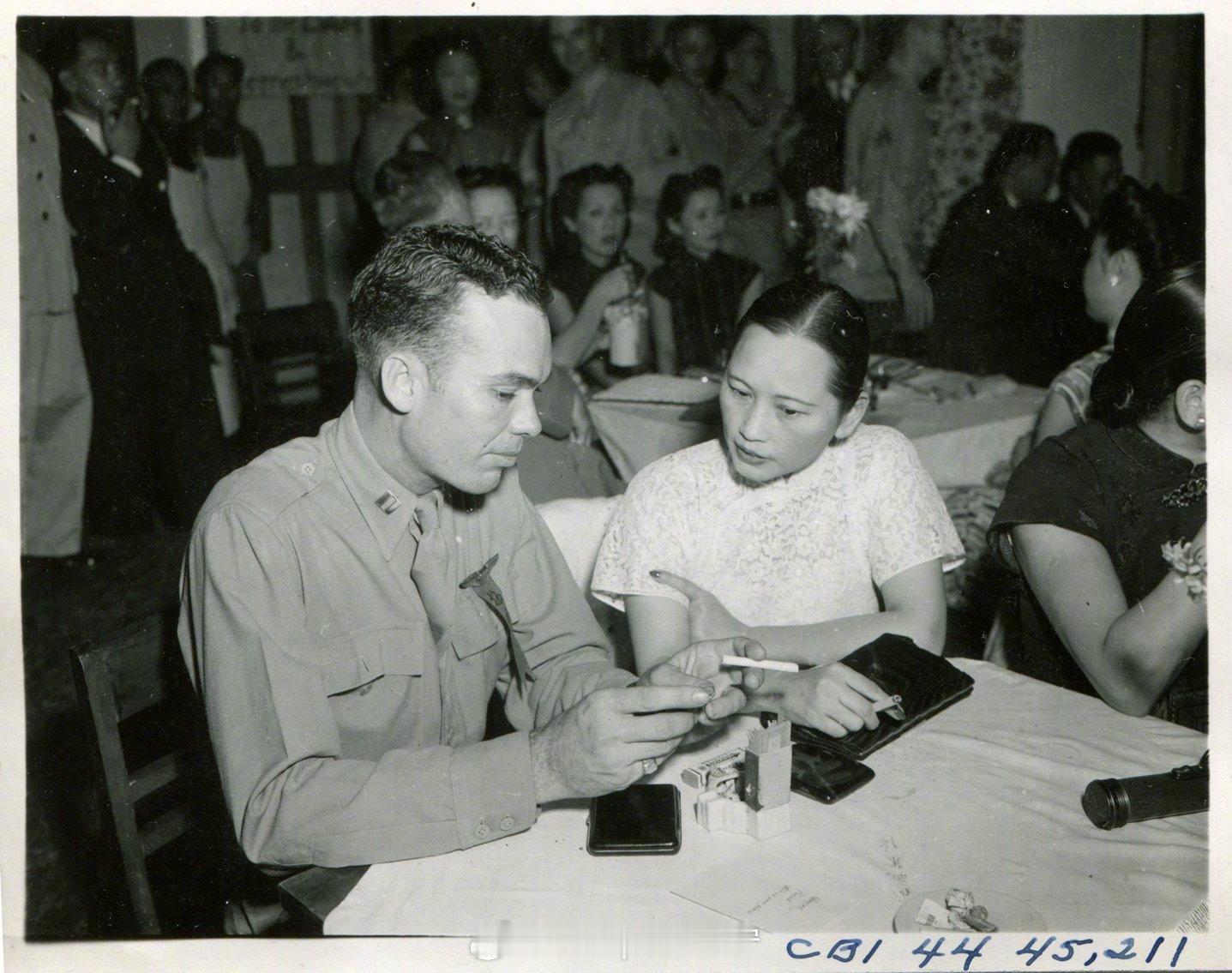 照片中的历史 1944年9月29日晚，在重庆“胜利俱乐部”举行的舞会上，第10航