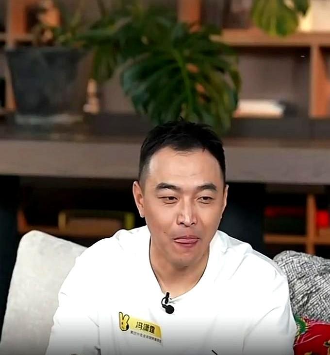 冯潇霆这哥们，真把东北烧烤讲明白了。

直播间里，他没聊球，上来就说大连海鲜烧烤