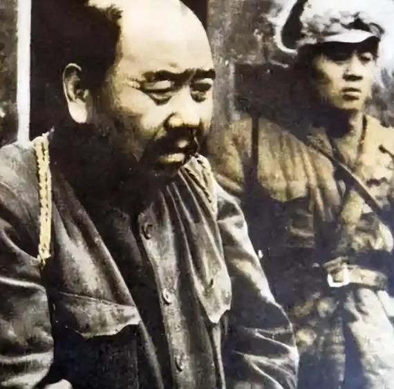 1942年，赵尚志牺牲后，一汉奸在验尸时，用脚踢了踢他的脑袋。谁料，一旁谢文东直