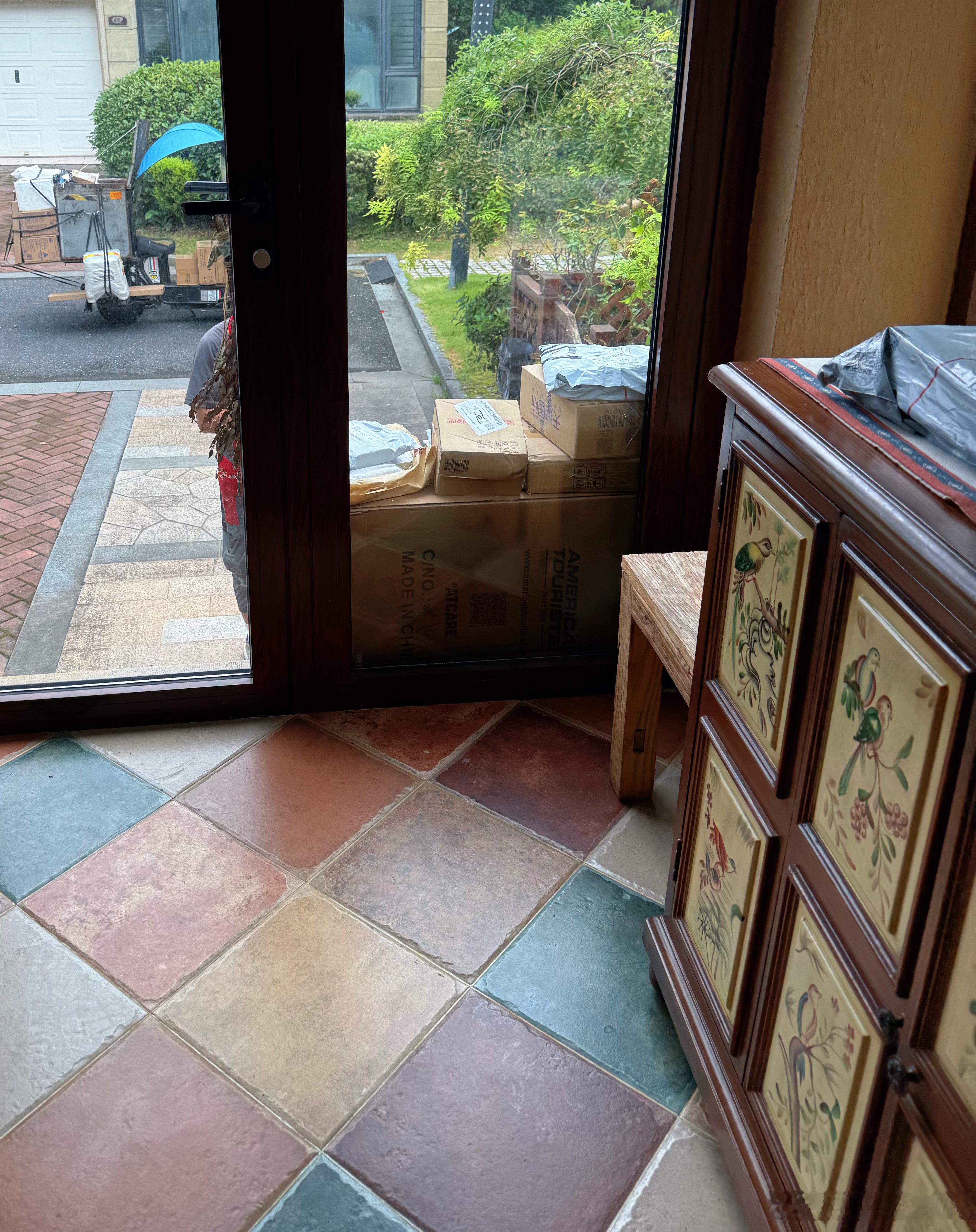 早上起来八点钟不到已经一堆快递到家门口包邮区的快乐啊 