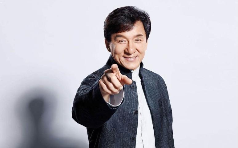 有人问说，成龙为什么不承认吴卓林是他的女儿？有个高赞网友回答：“因为成龙不缺孩子