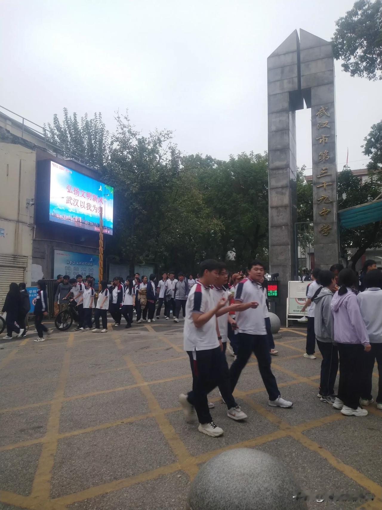  下午五点晚餐时间，三十九中的孩子们纷纷走出校门去外面就餐
学校根据自愿原则可以