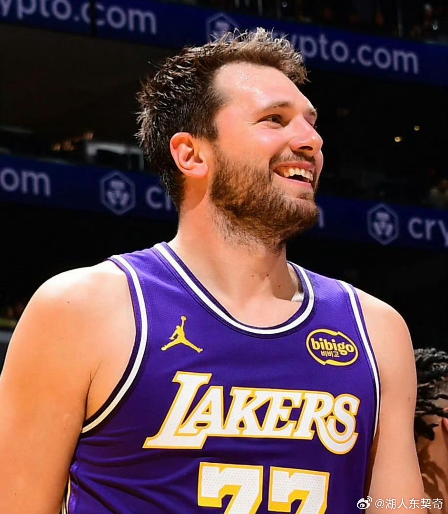 海斯谈他给东契奇的建议：“别再领到技术犯规了。” 