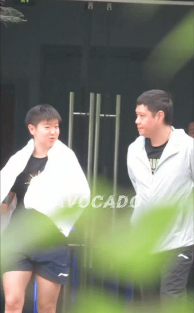 4.10日，莎莎和coco一边走一边笑，老co一脸的慈祥，
看到师徒在一起，就特