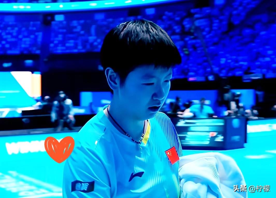 马琳突然叫停孙颖莎，
就一句话：别总想着侧身，
用你失误最多的反手打！全场都懵了