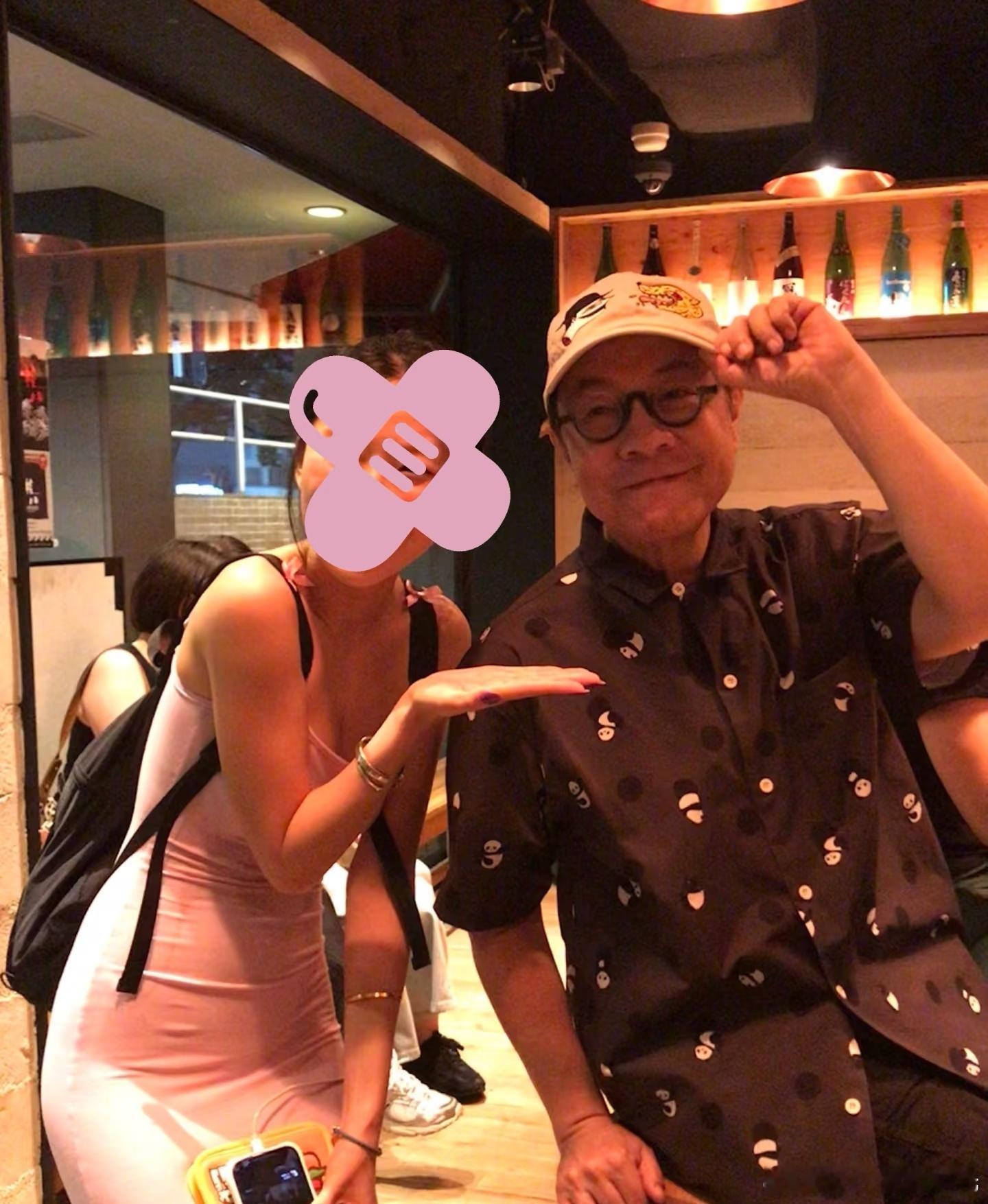 蔡康永怎么这么瘦了认不出蔡康永了网友晒与蔡康永合照，我的天，他怎么这么瘦了，都快