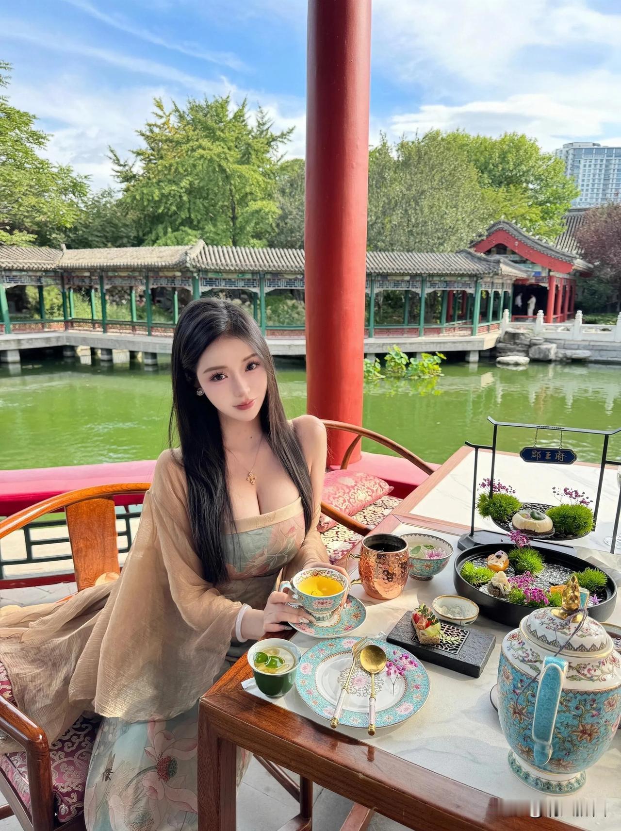 美人如花隔座送，共把笙歌醉一宵#谁家玉女俏容颜# #留靓影睹芳颜# #花容月貌天