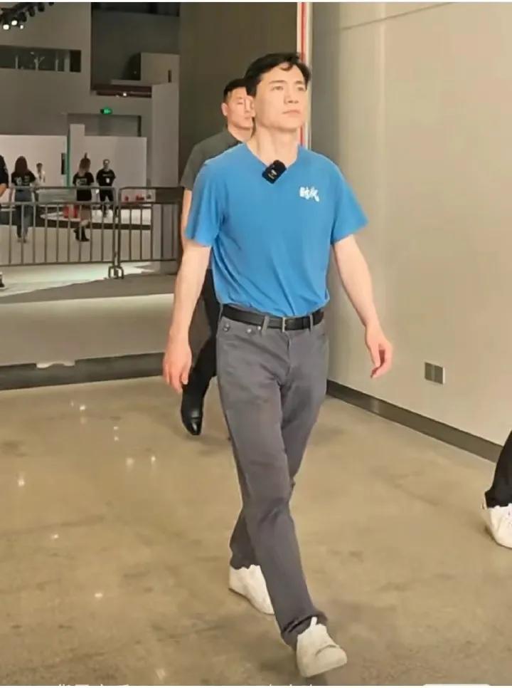 李彦宏都56了，身材保持的挺好。很多见过李彦宏真人的人都说他很帅，身材又好。
李