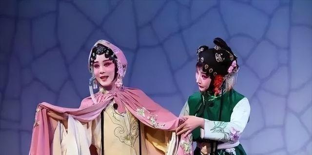 1182年，名妓严蕊被朱熹抓进大狱，狱卒扒掉了她的衣服，强迫她趴在冰冷的地砖上，