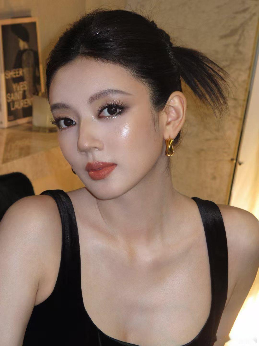 何瑞贤冷御烟熏妆王亚飞给何瑞贤化的冷御烟熏妆，适配度好高，何瑞贤真御姐王亚飞给何
