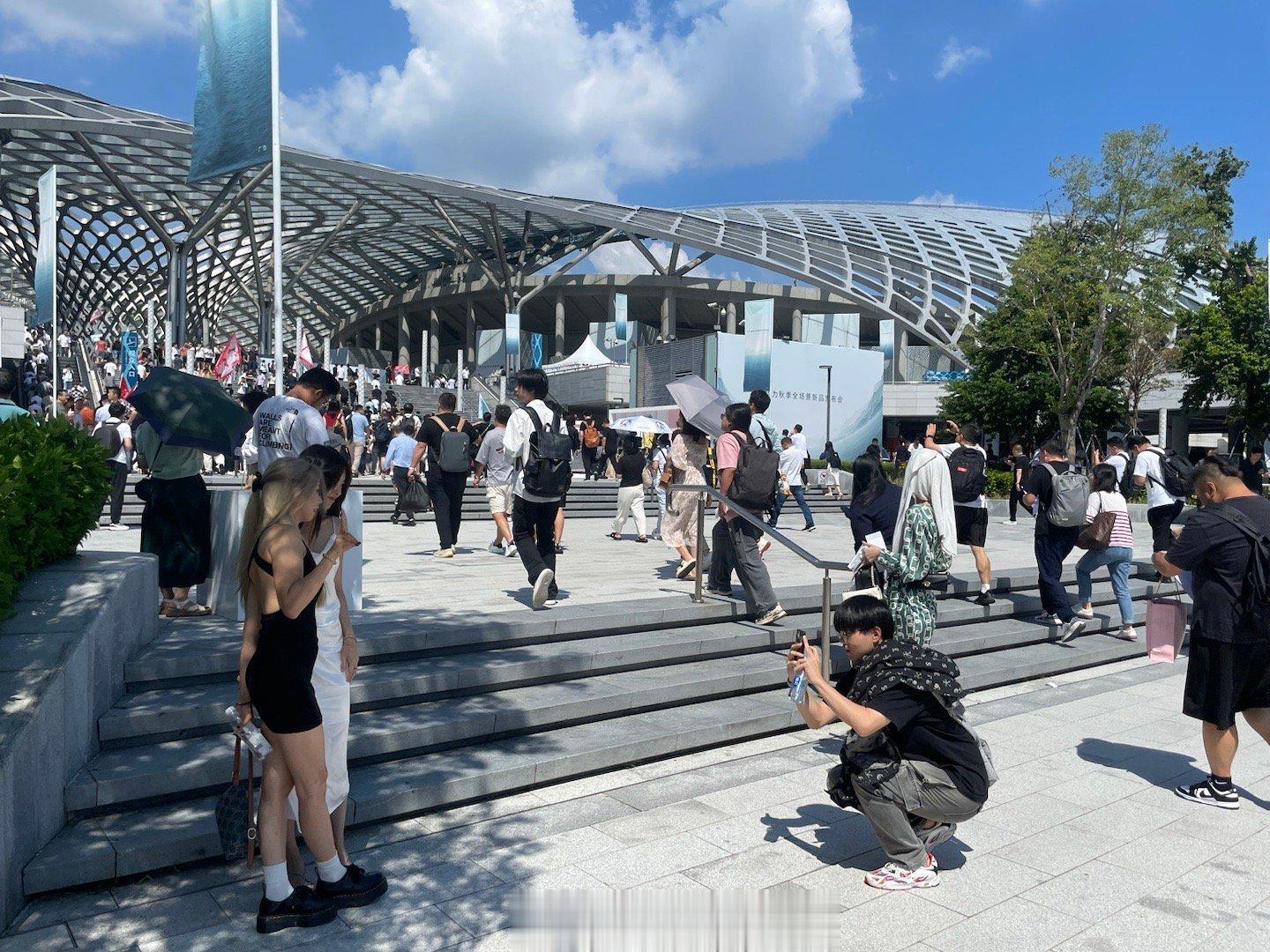 #华为发布会# 现场我来啦，锁定下午两点半，偶遇京东手机通讯 ​​​