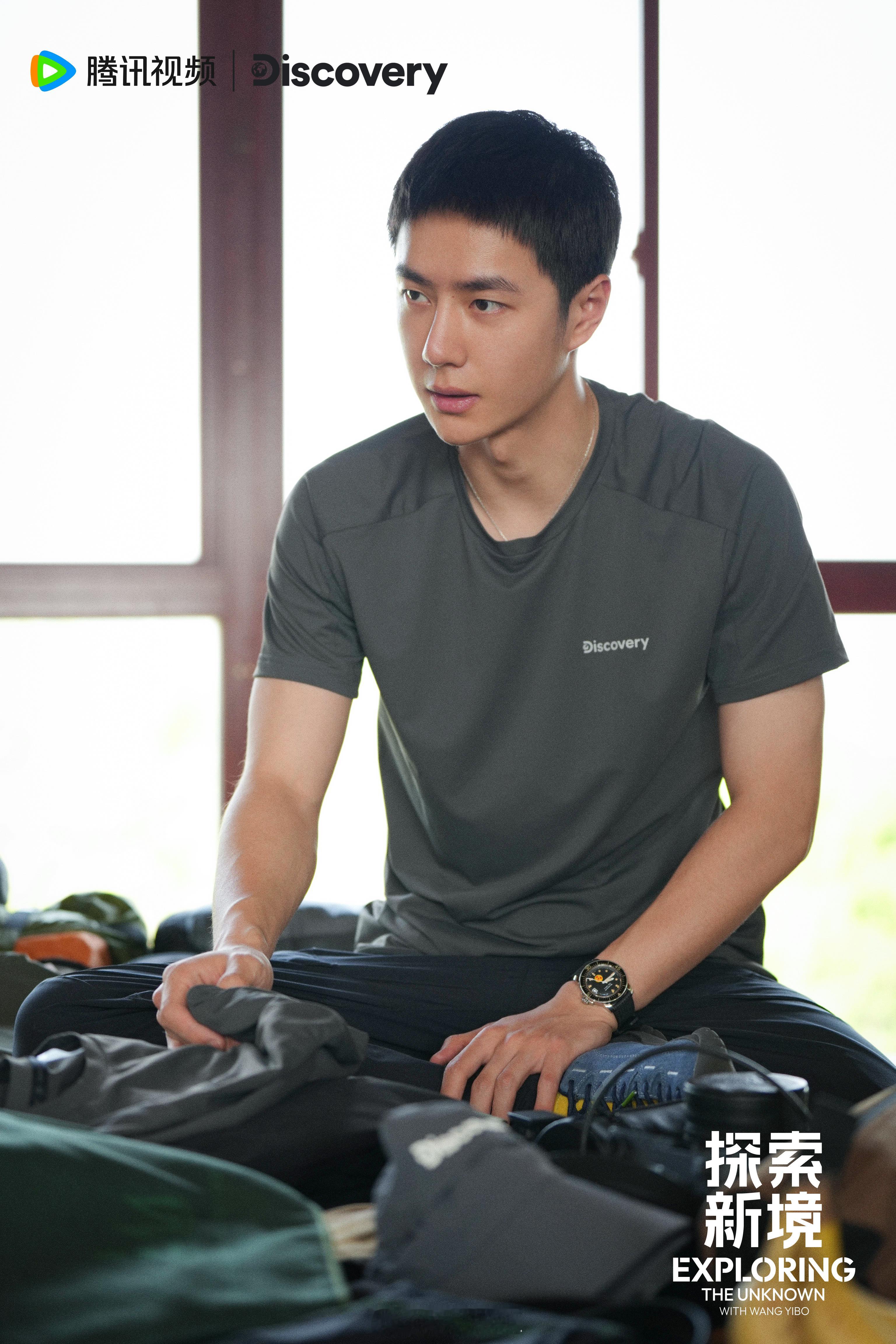 #王一博在河流的指引下前行##王一博雨林寻踪# 王一博的身影在雨林中穿梭，他的眼