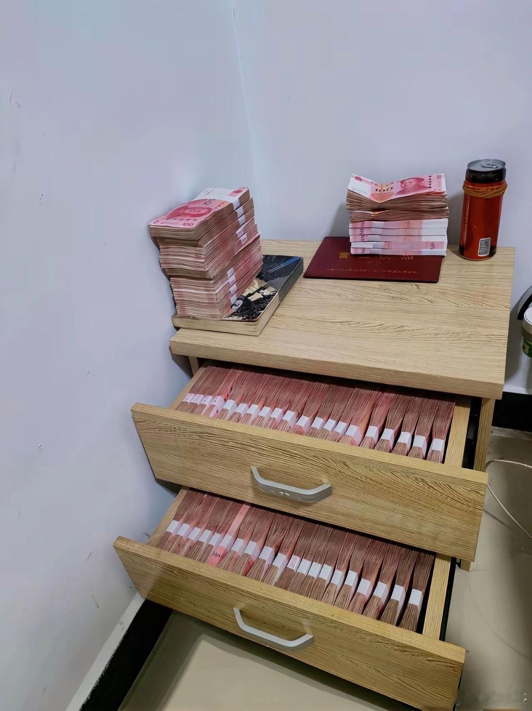 家里整整齐齐摆放这么多现金，一般都是派什么用场？ ​​​