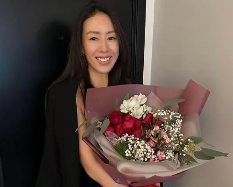 恭喜！香港知名女星再婚嫁小8岁帅哥，老公卖保险养家年入260万
娱乐