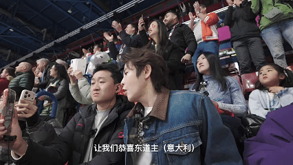 王濛赛场为方塔纳花式打call还得是濛主啊，花式打call，为昔日的对手喝彩 