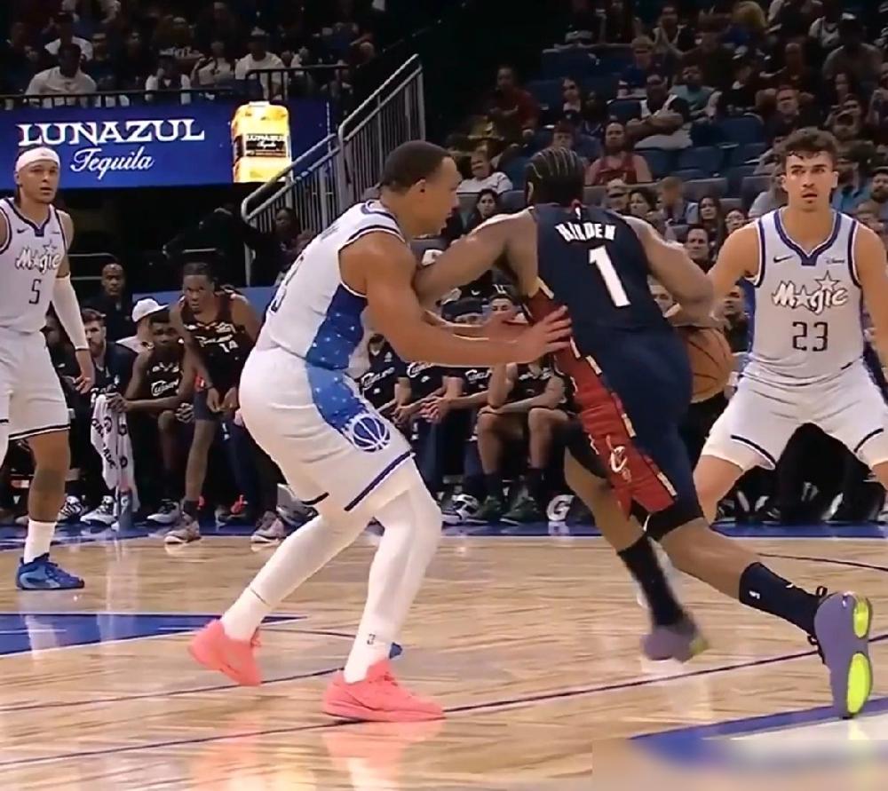 拿30+8的输了，17秒砍5分的赢了
三次对阵凯尔特人，哈登场均18分，命中率