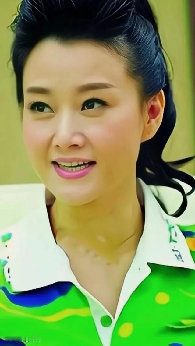 明星歌唱家，国色天香，人美歌甜。不年不见，但她的歌仍在歌厅不绝于耳。她那歌喉真正