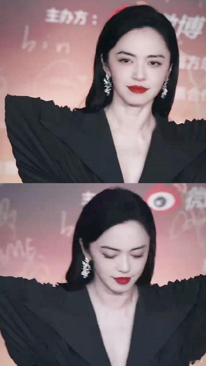 姚晨 老公姐  别眨眼！姚晨微博之夜红毯视频大放送。她以乌发红唇的绝美妆容搭配深