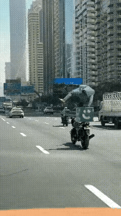 惊掉下巴

不看不知道，一看吓一跳

是真人表演，还是在车来车往的马路上

一男