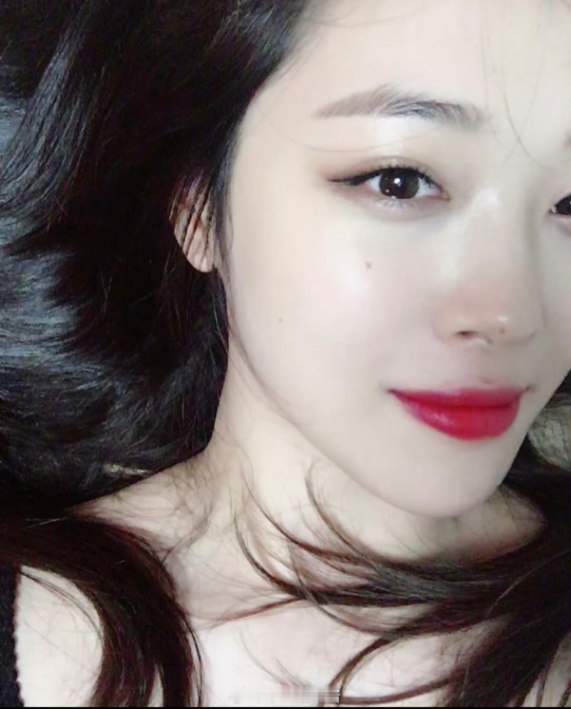 黑发红唇 sulli[捂嘴哭] ​​​