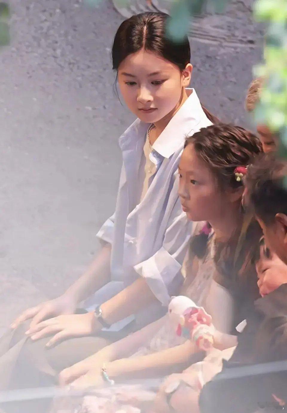 七七生图长相随家人，容貌变化落差明显吗？成长样貌逐渐展露原生五官，粉丝觉得适配吗