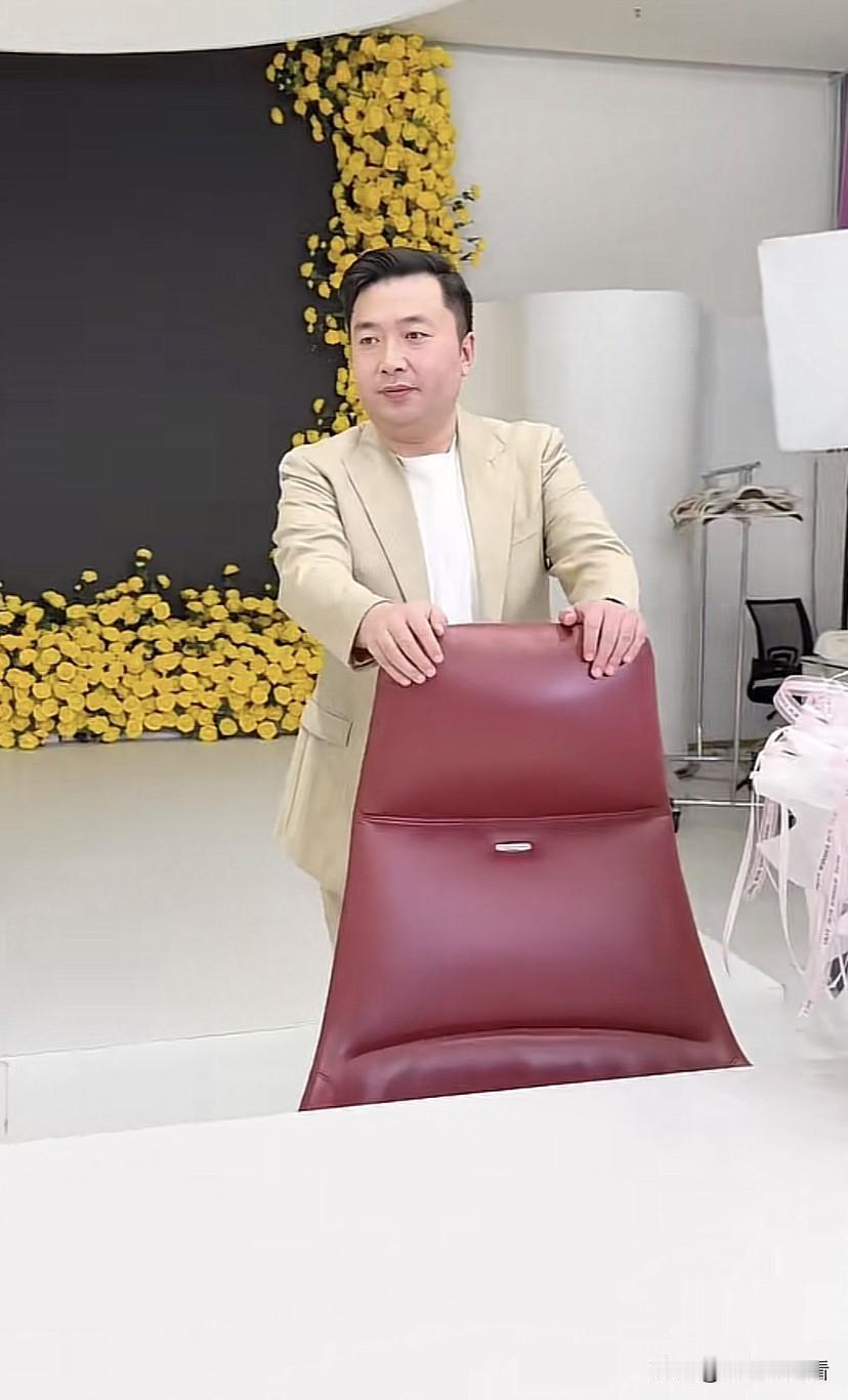 盈公主的这个追求者，结局不会是鸡飞蛋打了吧？盈公主明确拒绝了他，他老婆也懒得理他