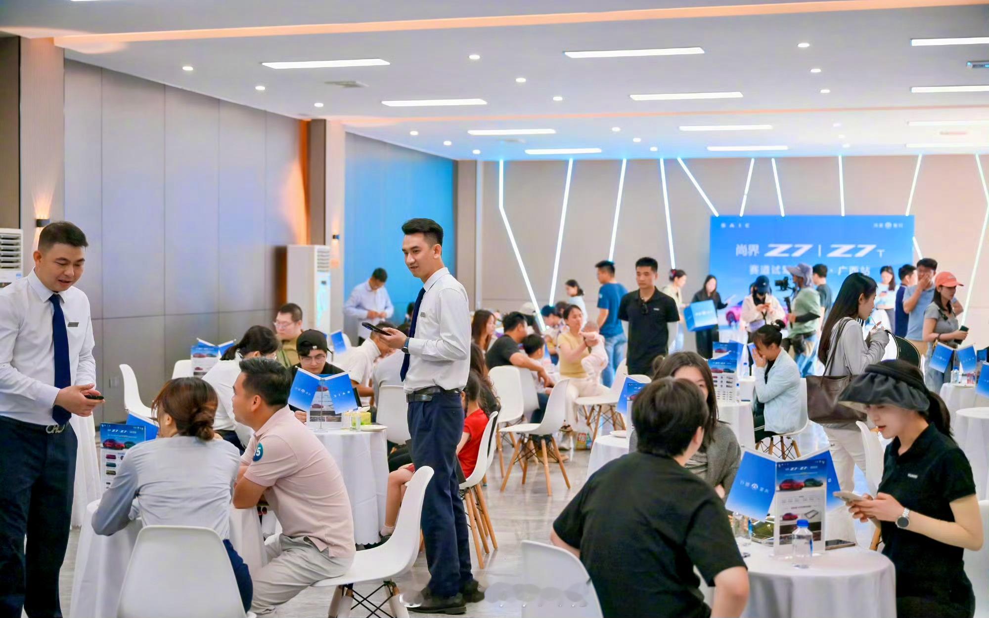五一这几天，鸿蒙智行的门店简直比景区还挤！ 人山人海，里三层外三层，全是来看尚界