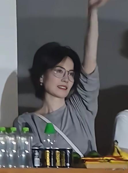 57岁的王菲真是潇洒随性啊！自己不怎么开演唱会，可男友谢霆锋和好友那英开的时候，